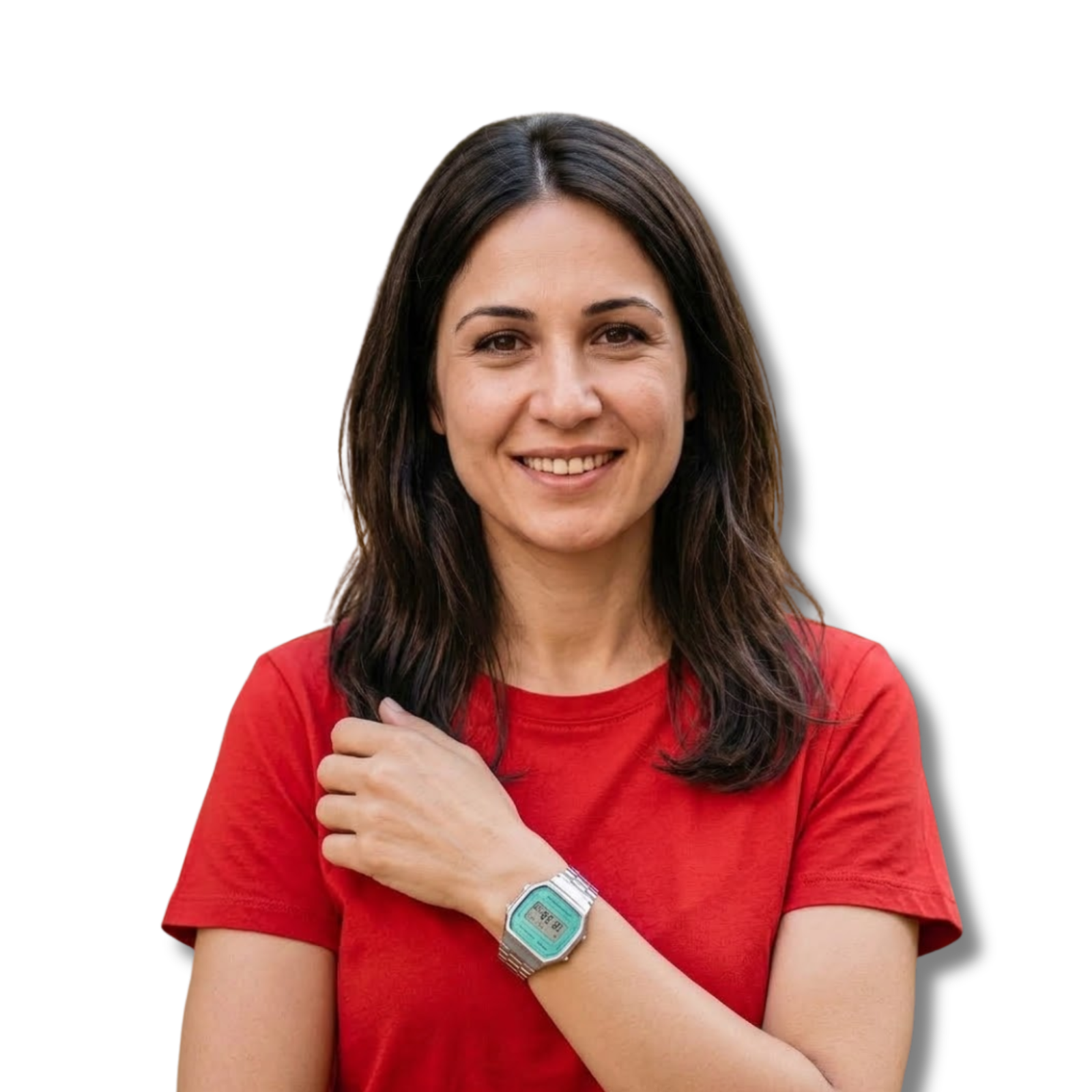Cristina con camiseta roja y reloj digital Casio plateado con esfera verde en la muñeca, sobre fondo blanco.